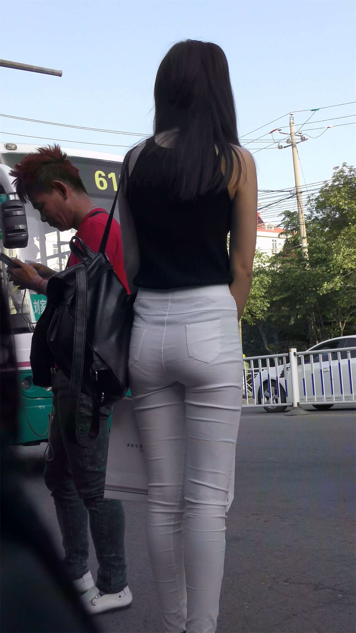 超紧白裤性感美女等公交车