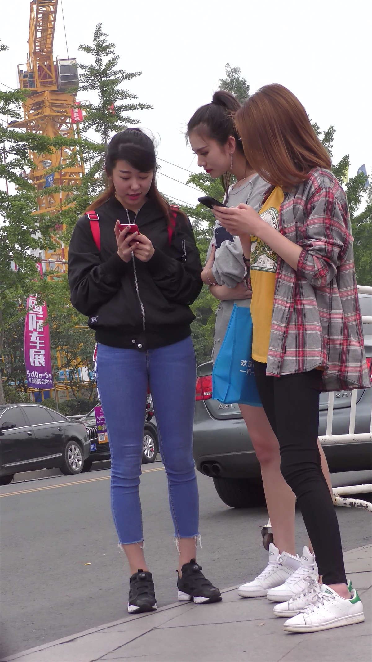 等车的紧身蓝牛双肩包靓丽美女