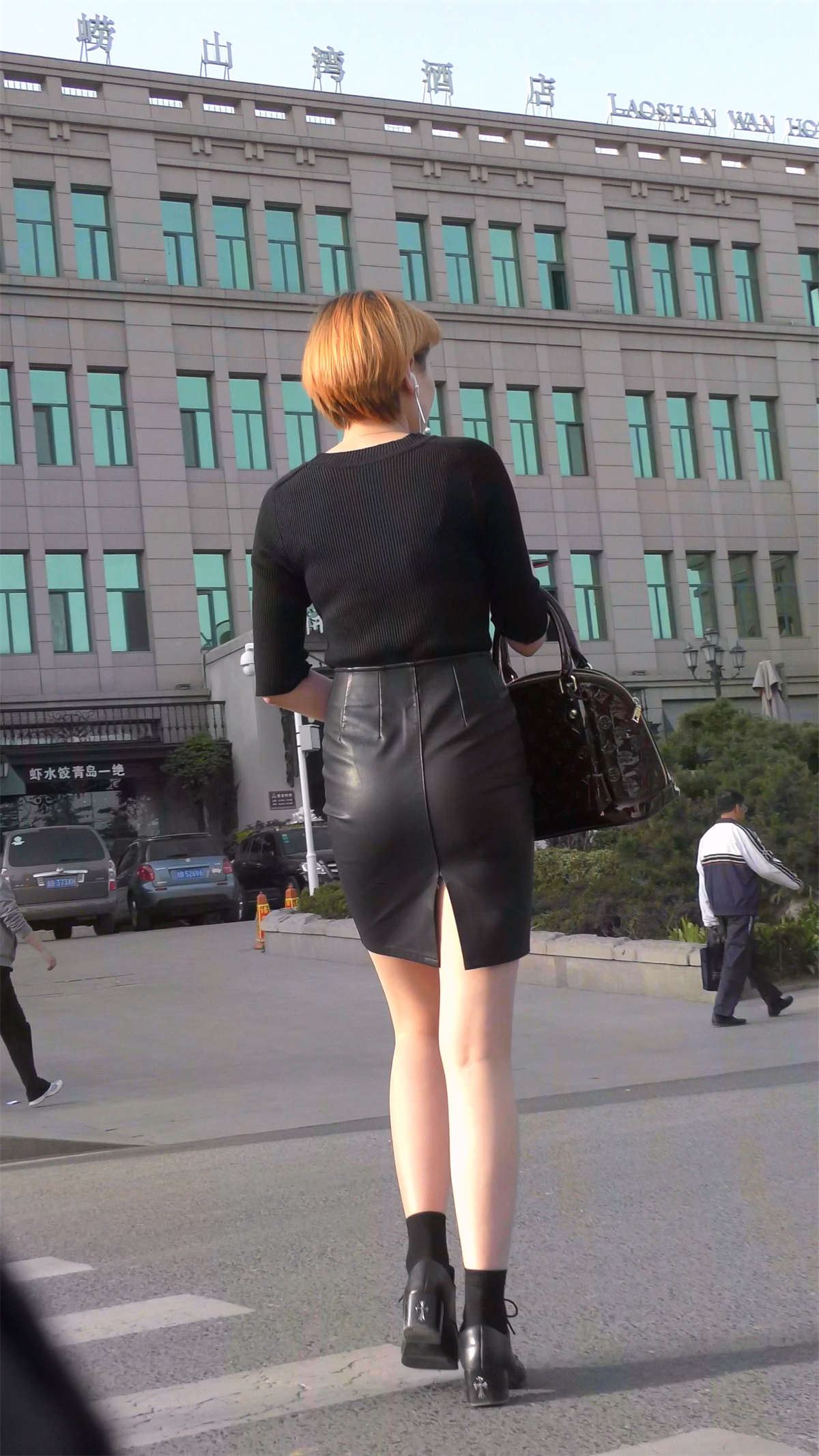 黑色开叉皮裙高挑身材短发美女