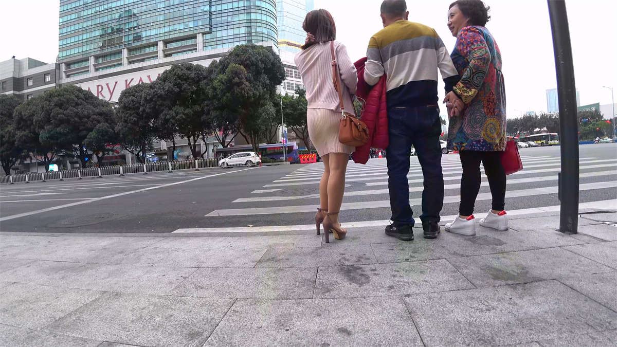 米色裙粉衣丰腴身材极品美女