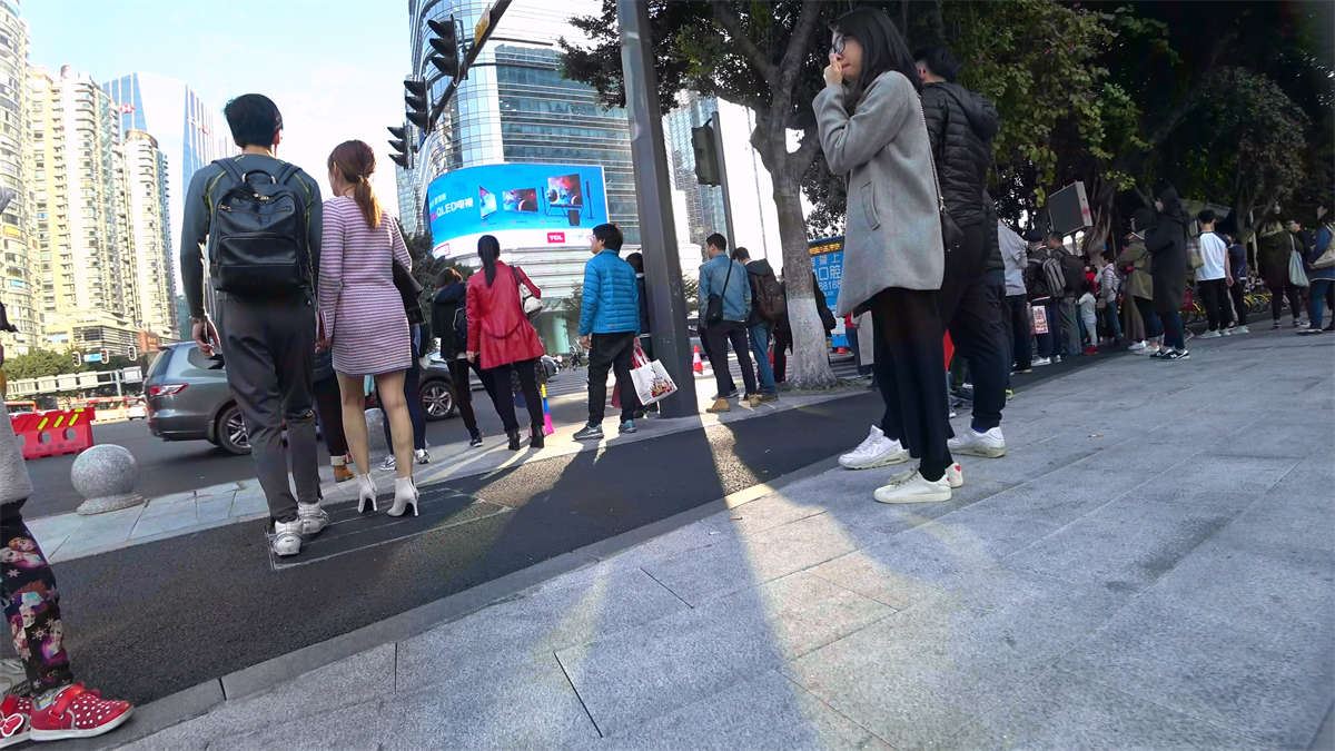 连衣裙白色高跟鞋美女过马路