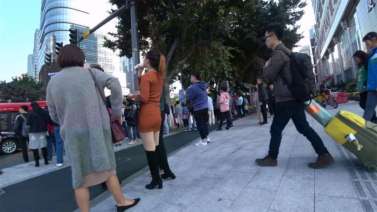 过马路的美腿少妇