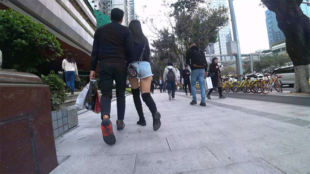 黑色长筒靴美腿热裤小清新美女