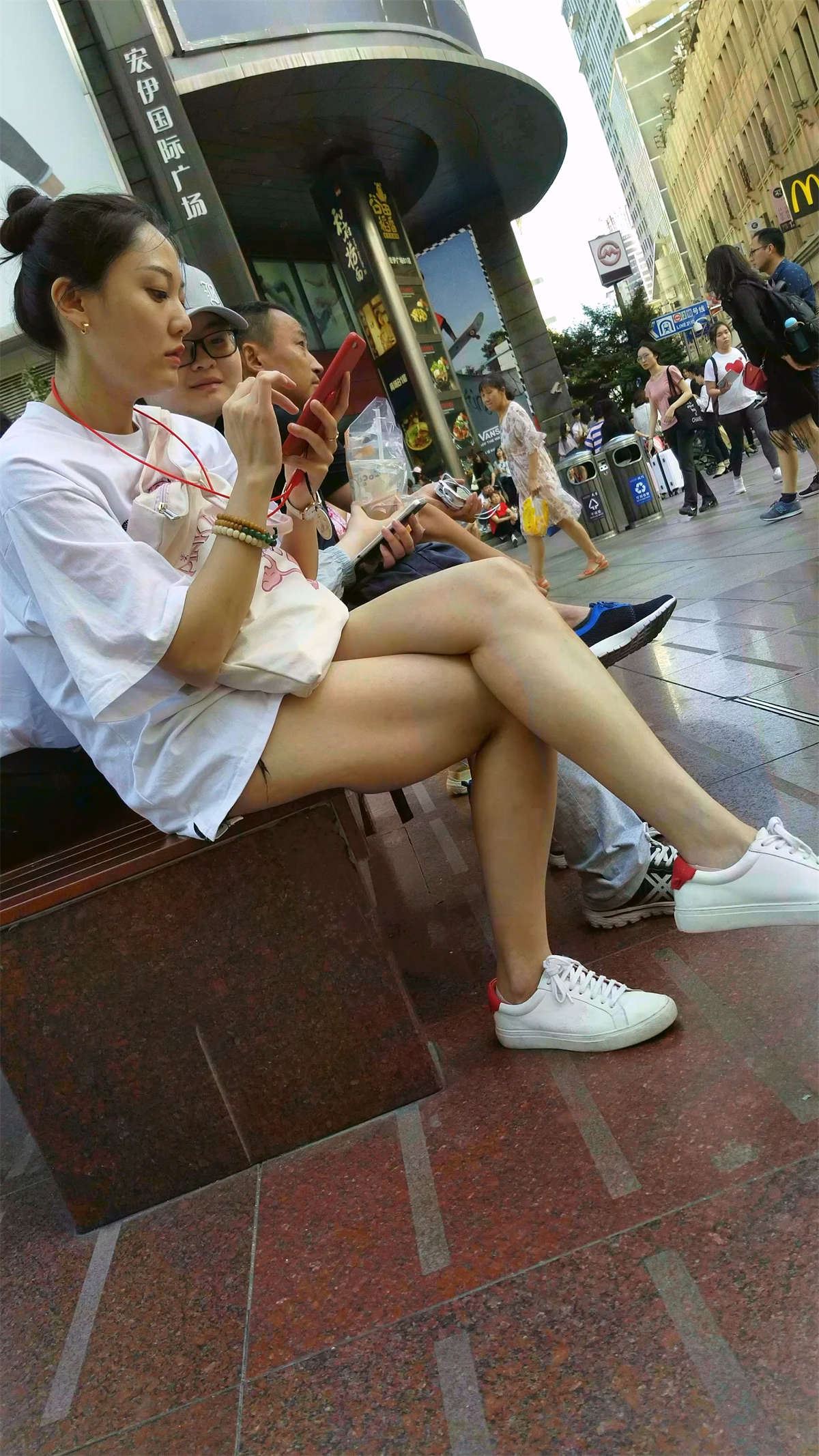 白色T恤白皙美女