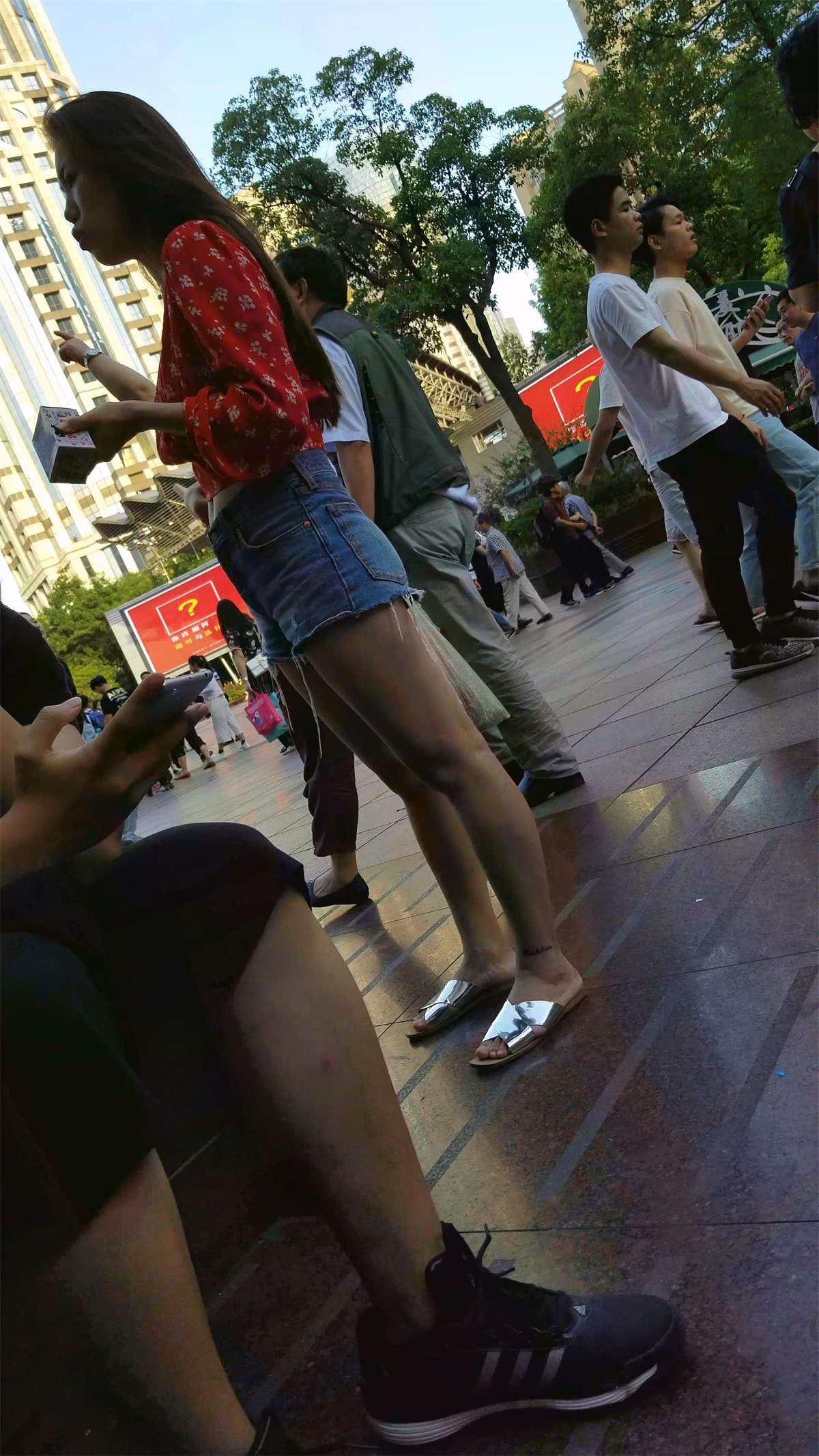 高腰牛仔热裤漂亮小姐姐