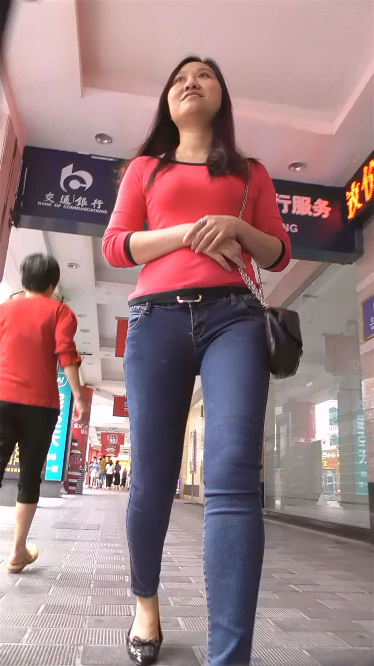 红T恤紧身蓝牛极品少妇