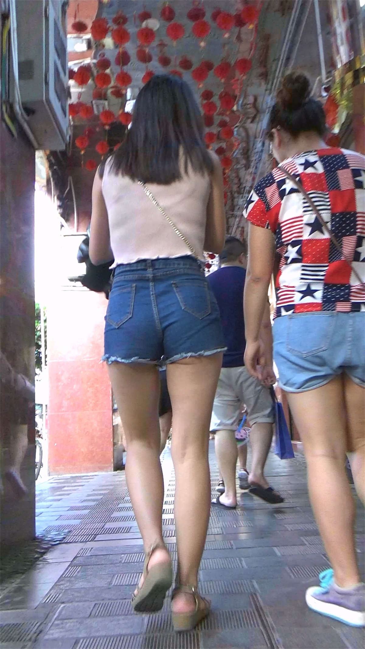 高腰牛仔热裤性感美女