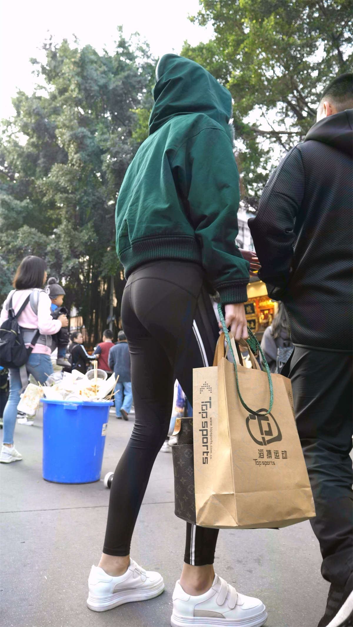 黑色紧身裤美眉