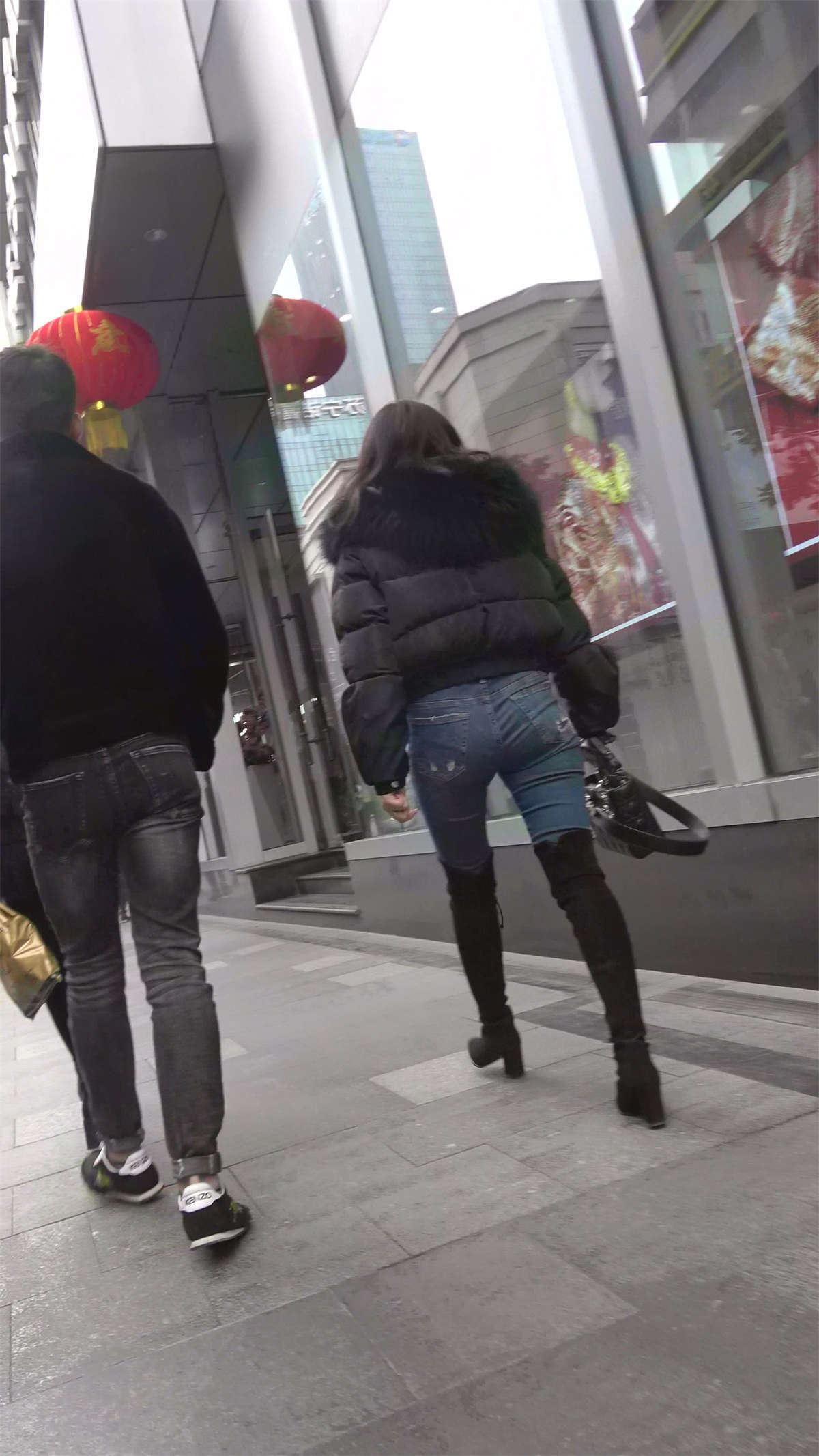 紧身美女两枚