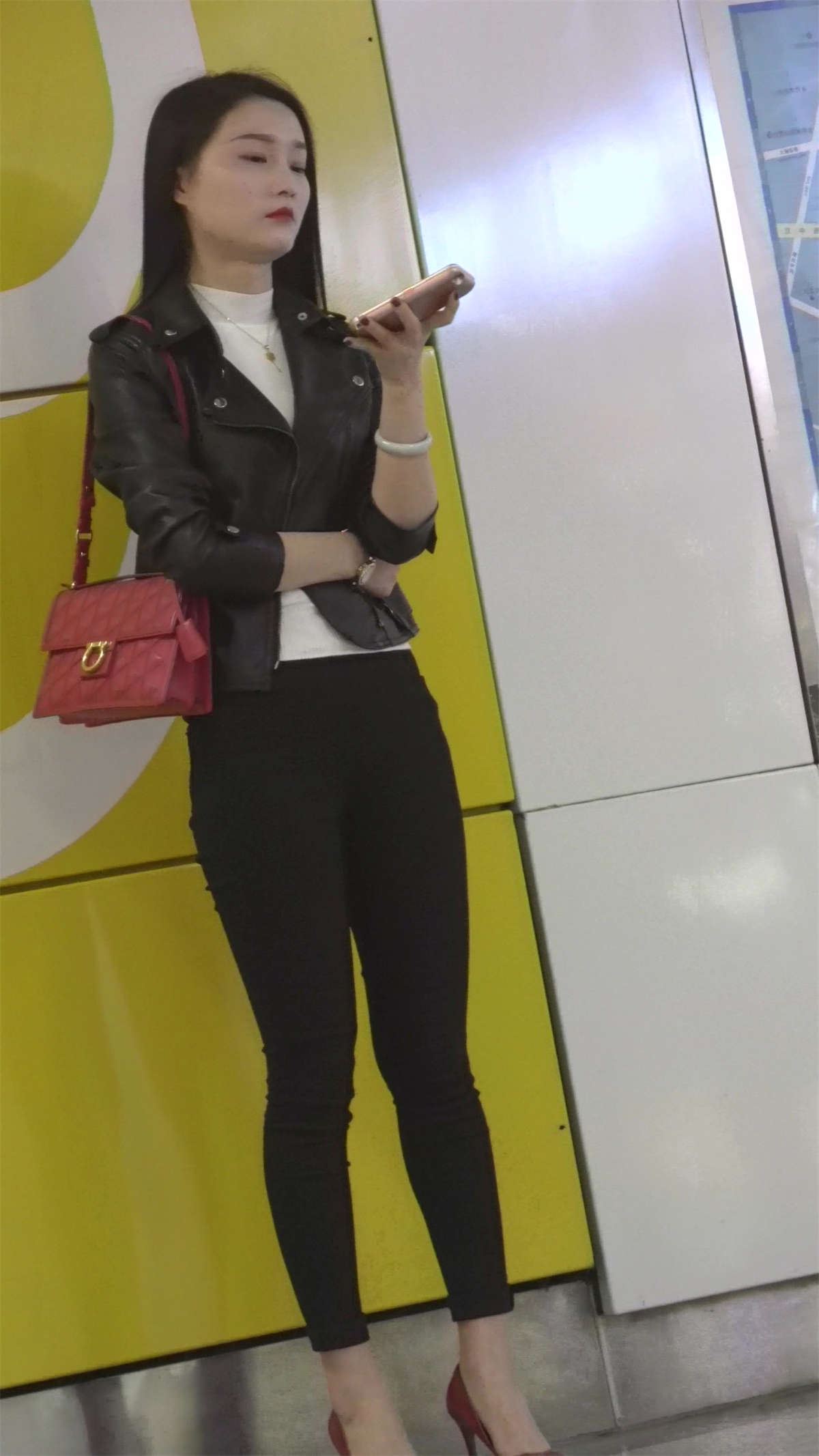 紧身美女两枚
