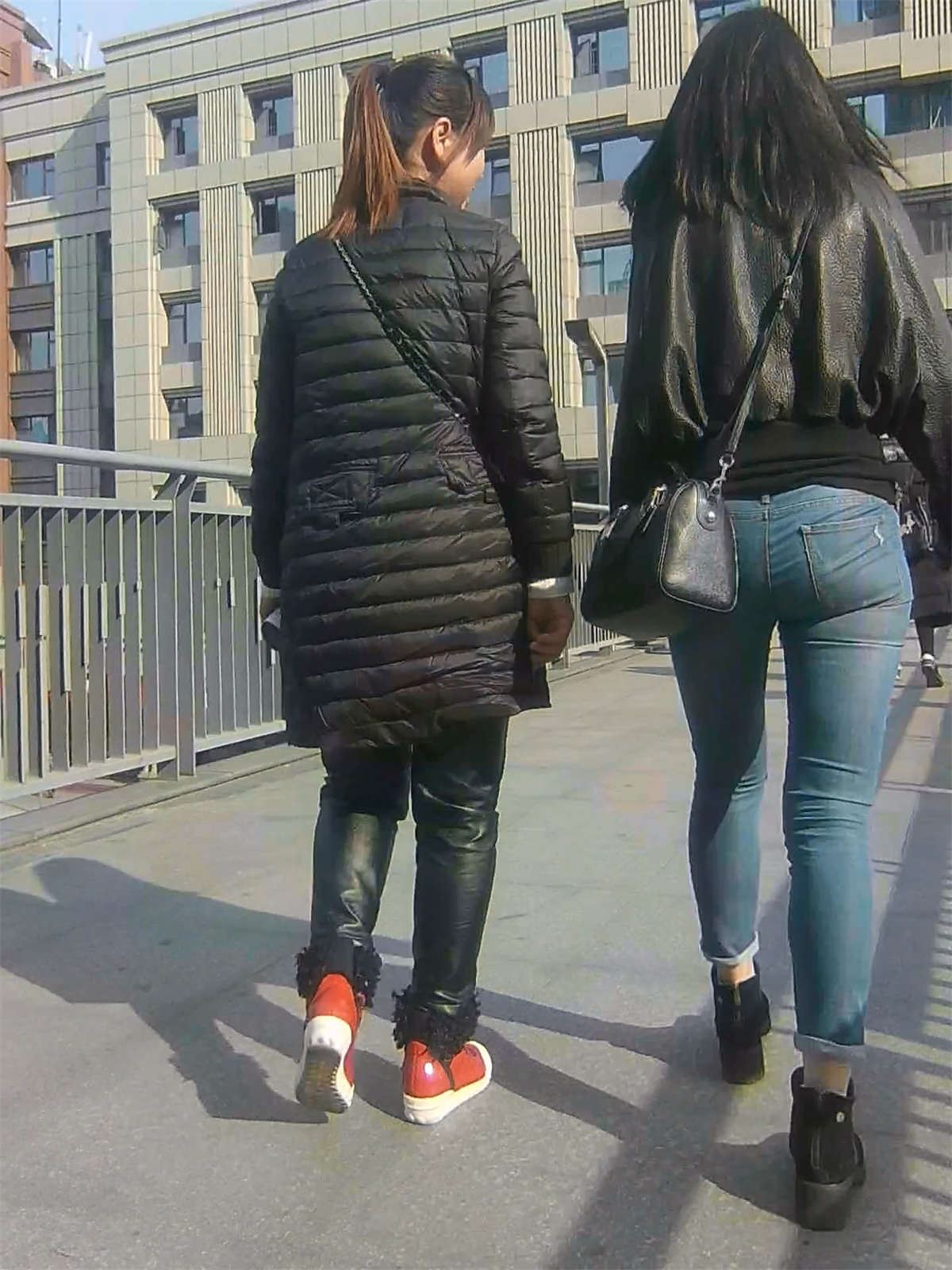 紧身牛仔裤美女姐姐