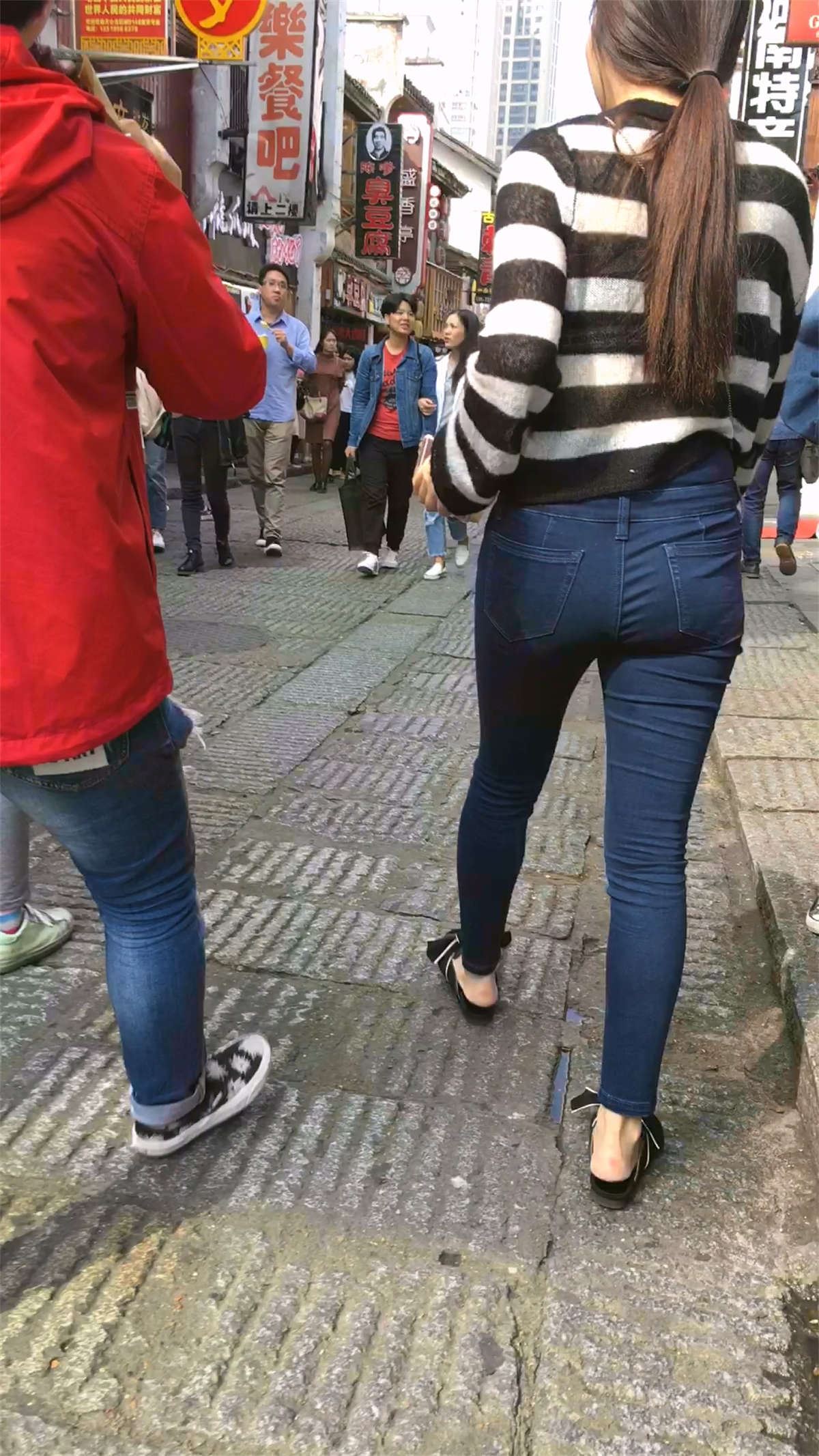 紧身牛仔妹子跟姐妹逛街
