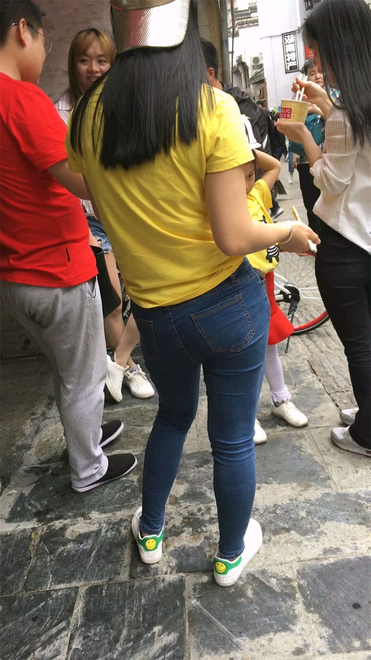 紧身蓝牛黄T恤鸭舌帽小姐姐