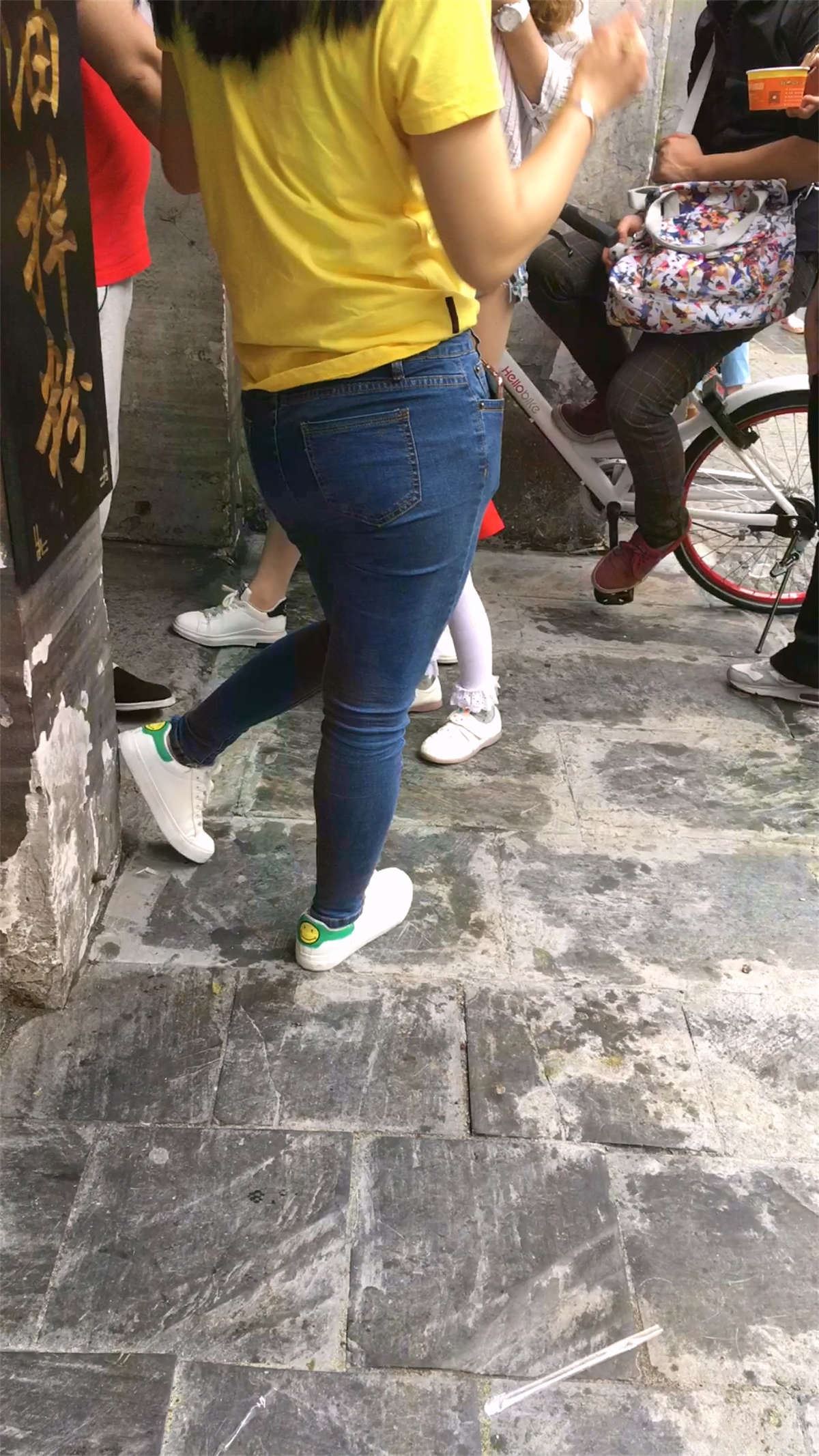 紧身蓝牛黄T恤鸭舌帽小姐姐