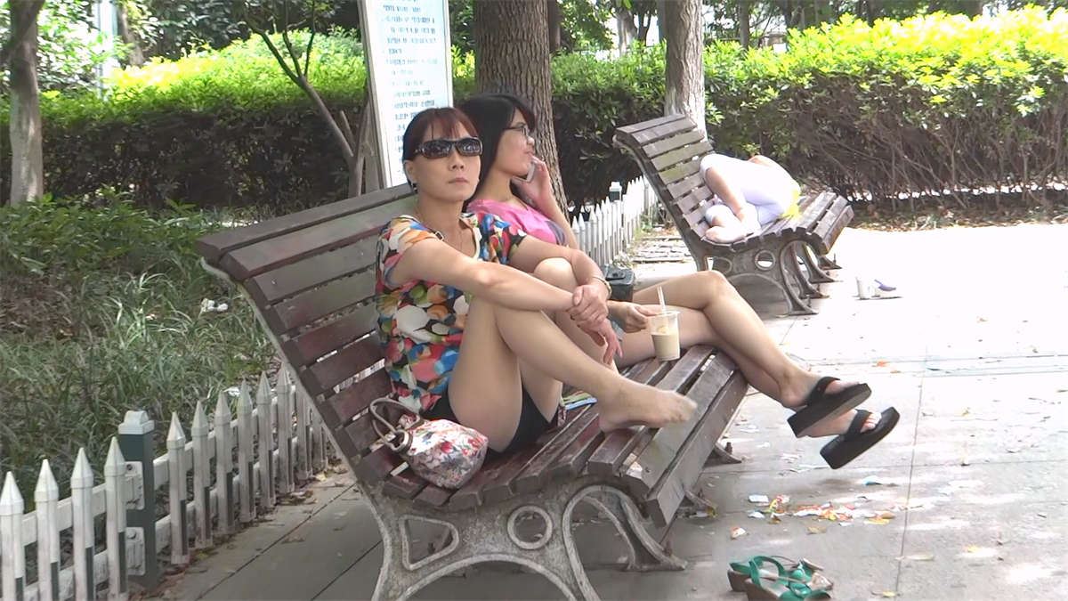 眼镜少妇长椅上肉丝足