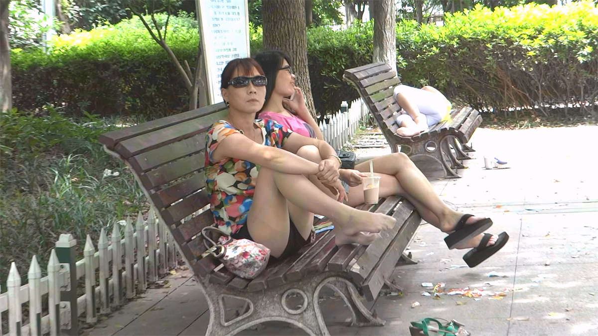 眼镜少妇长椅上肉丝足