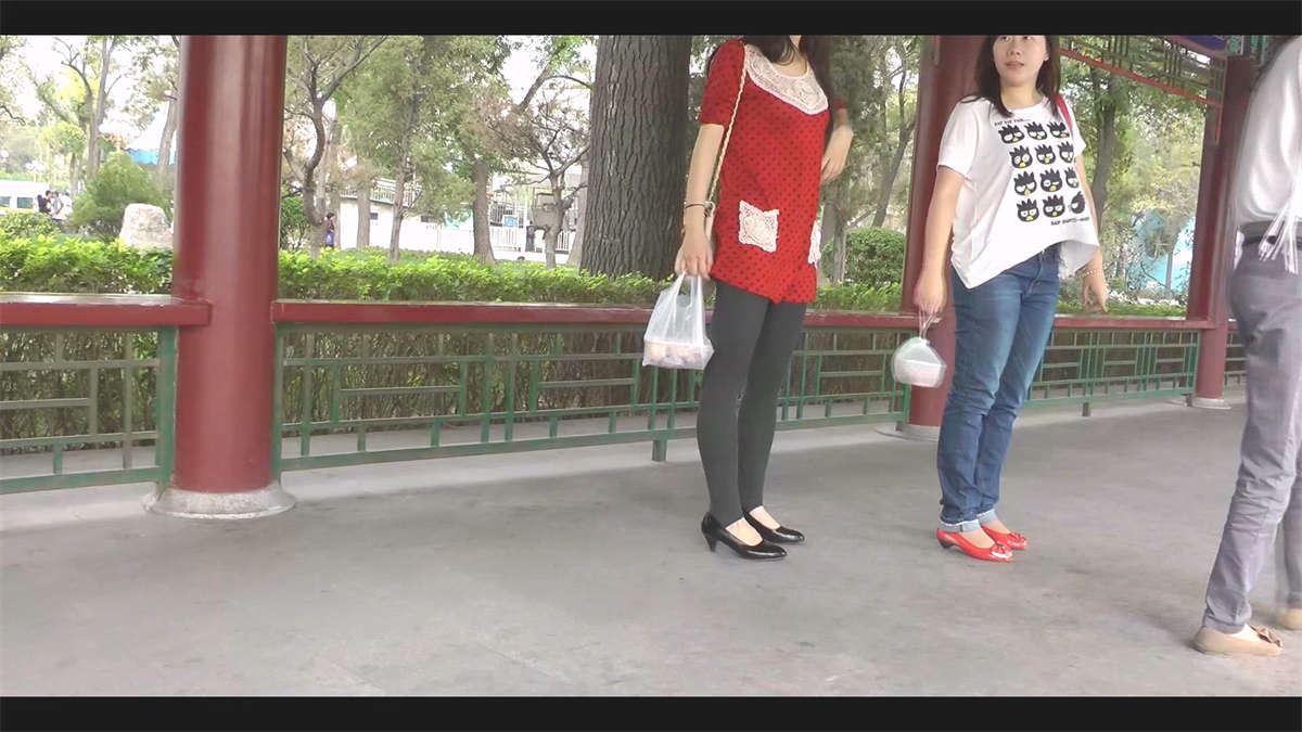 脸蛋可佳的少妇脚丫玩弄鞋子 灰丝踩脚袜