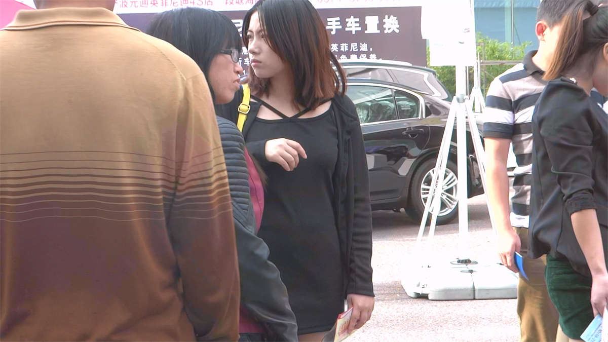 穿着白色高跟鞋的美女