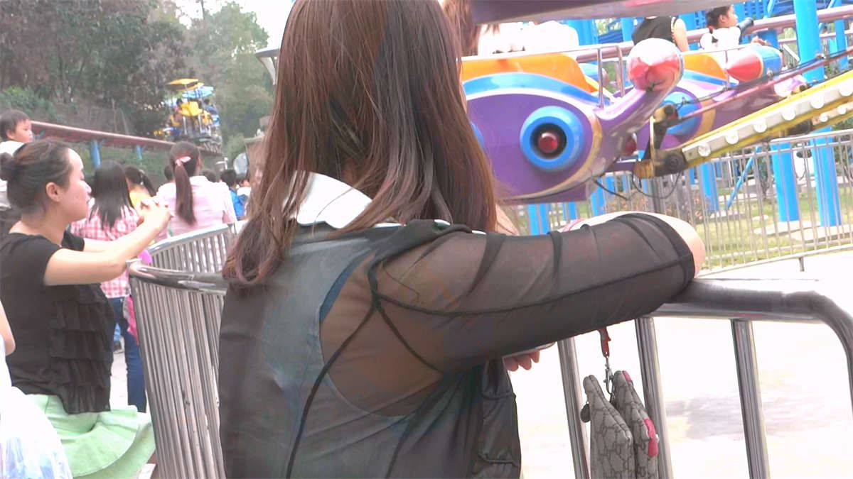 在一旁看孩子的妈妈