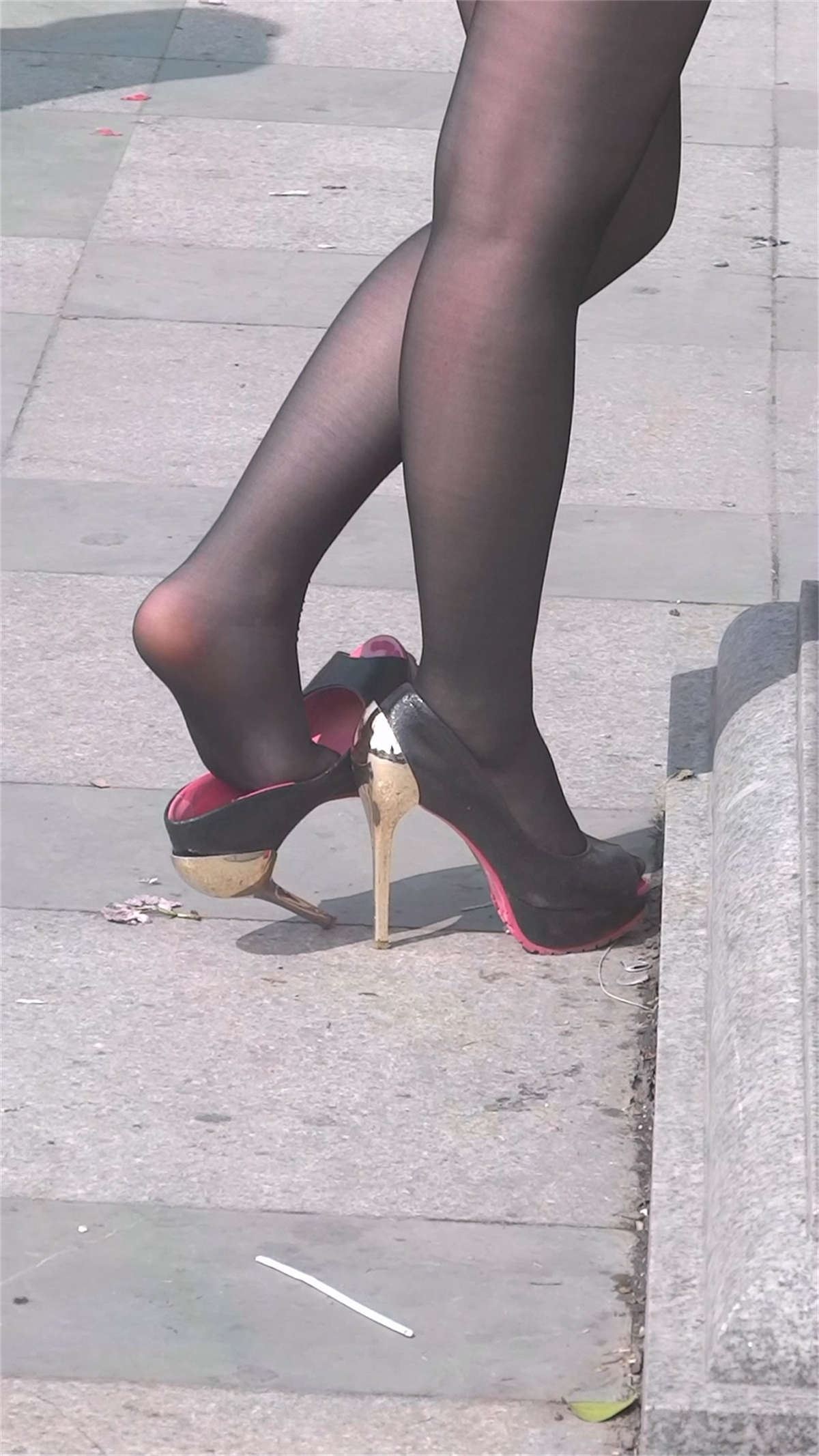 黑丝美女玩鞋