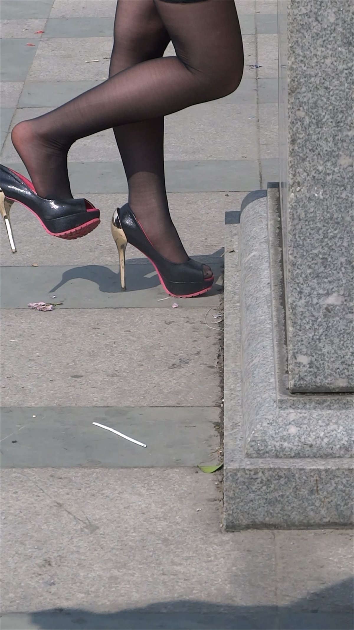 黑丝美女玩鞋
