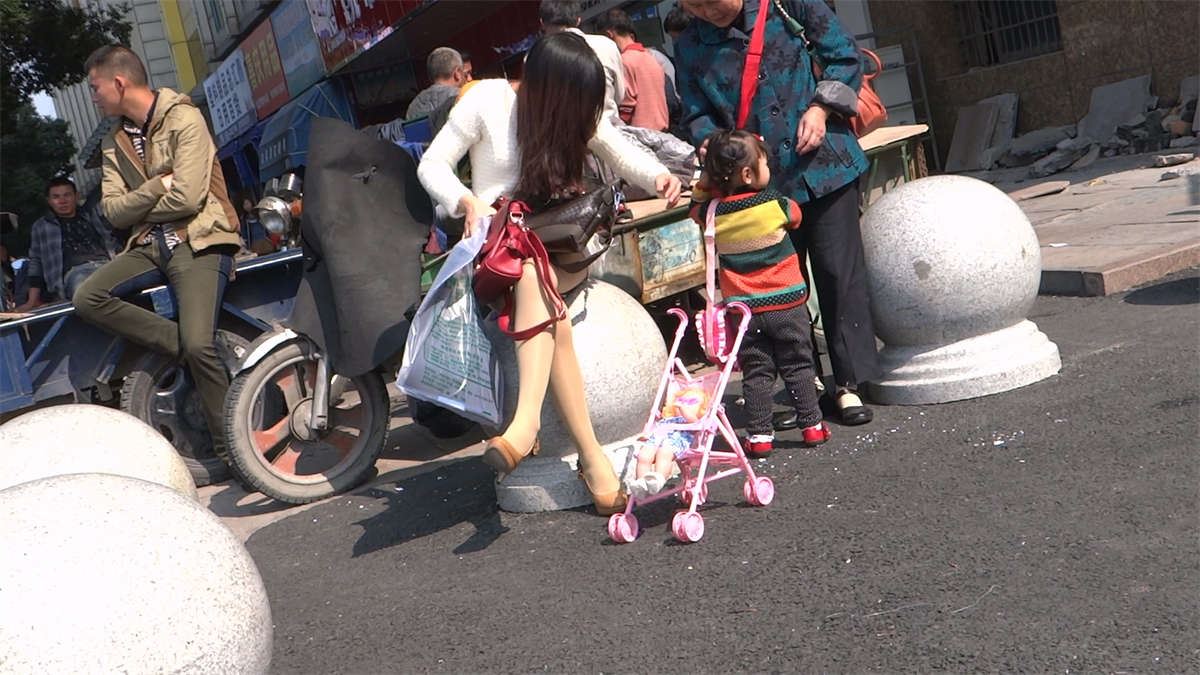 坐在圆石蹬上的性感美丽肉丝美女