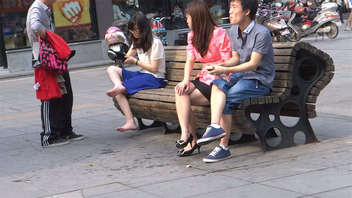 鞋子有点磨脚，那么就把高跟换平底吧