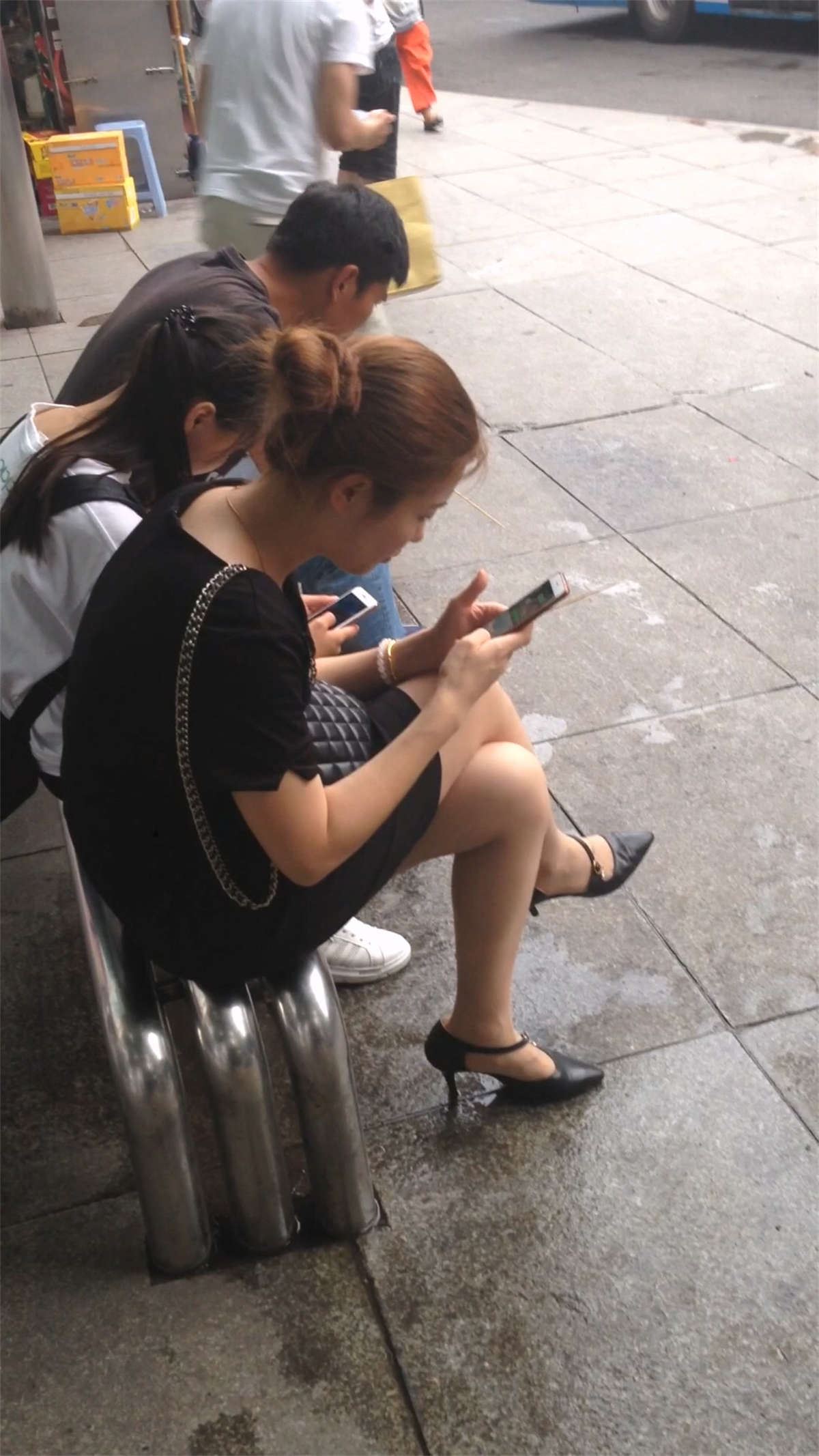 车站少妇黑尖嘴高跟