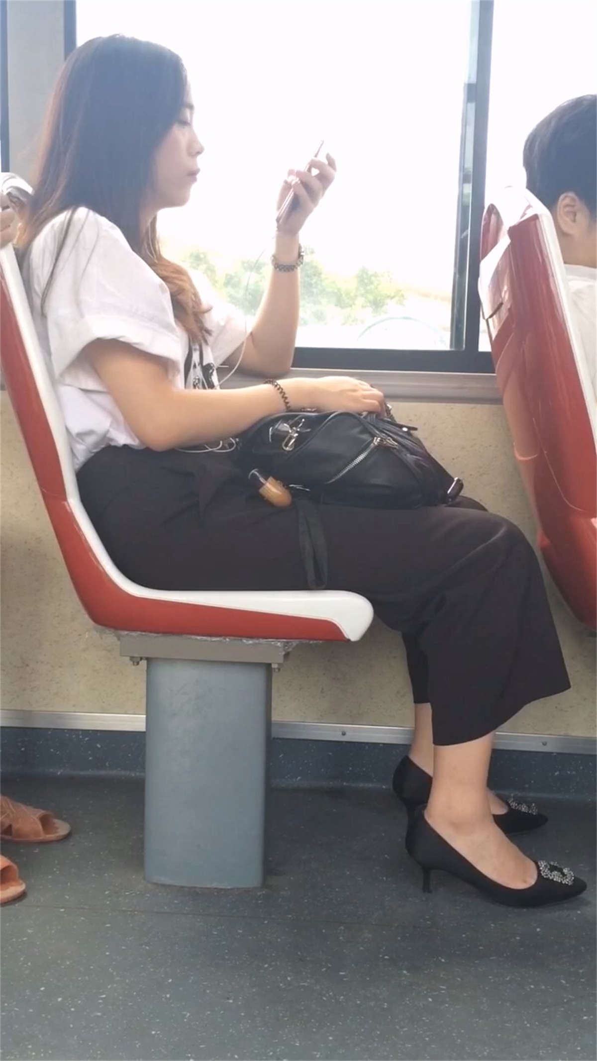 公交车上的休闲长裤长发美女