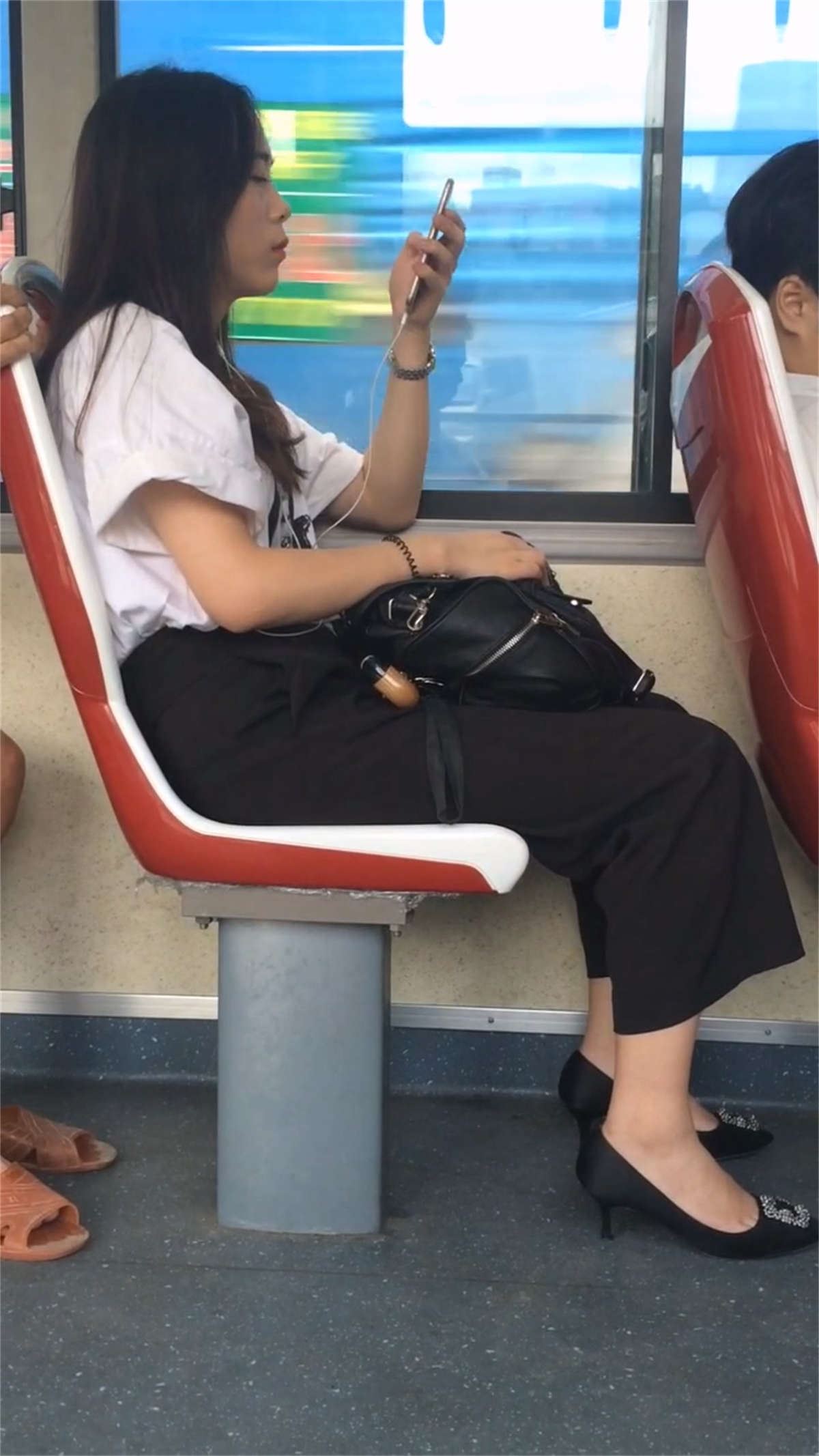 公交车上的休闲长裤长发美女