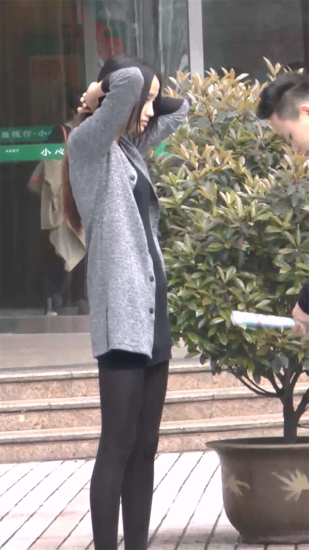 黑丝大长腿陪男友逛街