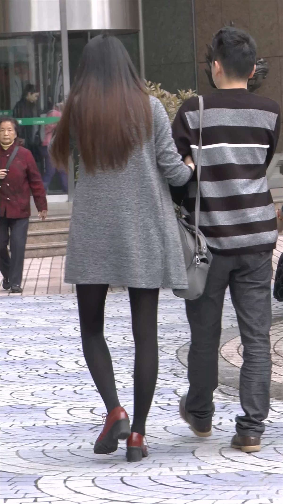 黑丝大长腿陪男友逛街