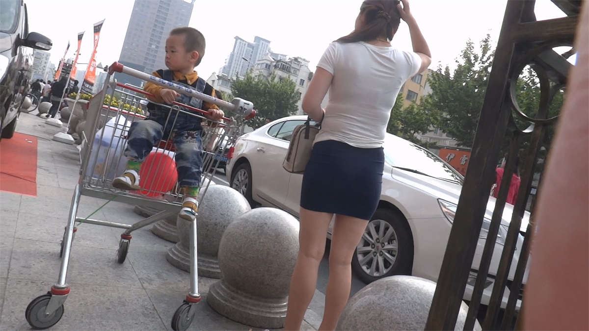 购物后等车的的短裤美女