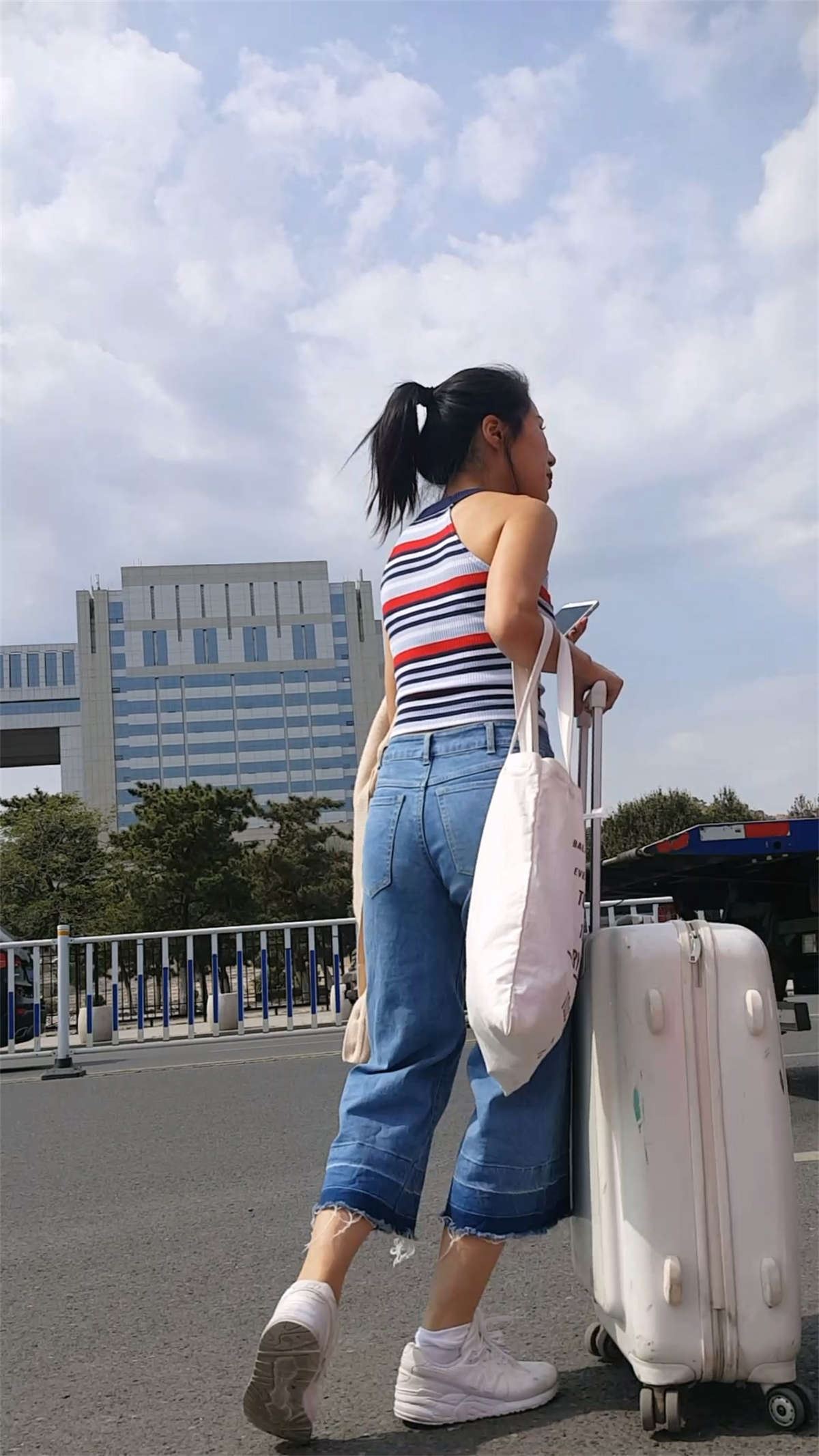 拉行李的两个小美女