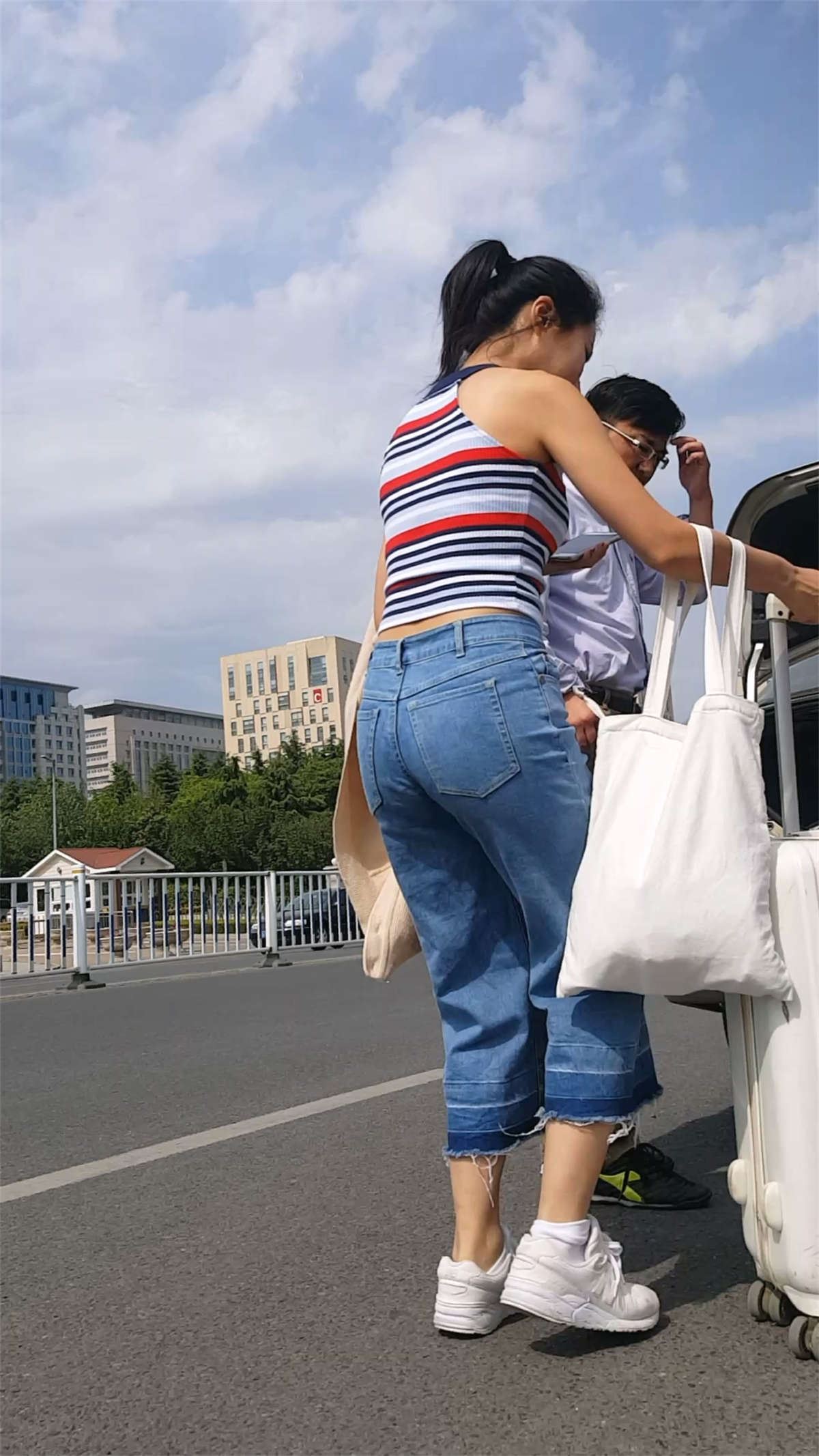 拉行李的两个小美女