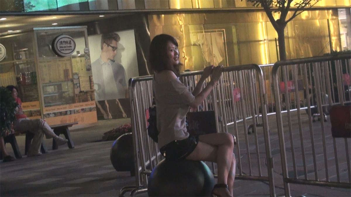 黑夜中迷人的长腿牛仔美女