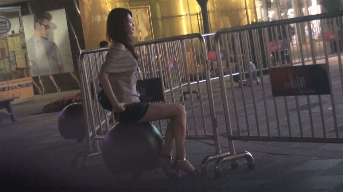 黑夜中迷人的长腿牛仔美女