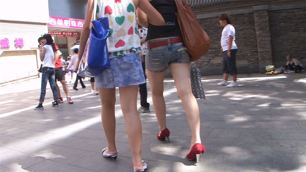 两个逛街的MM