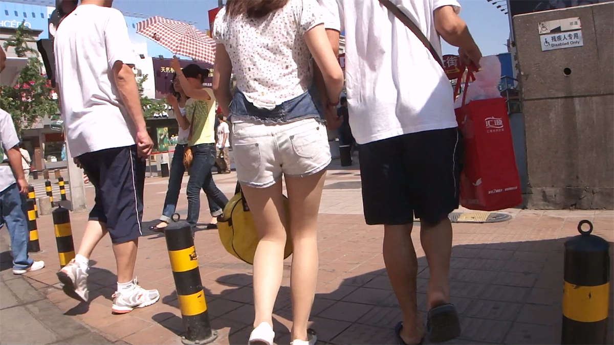 长时间跟拍透明丝袜MM走路