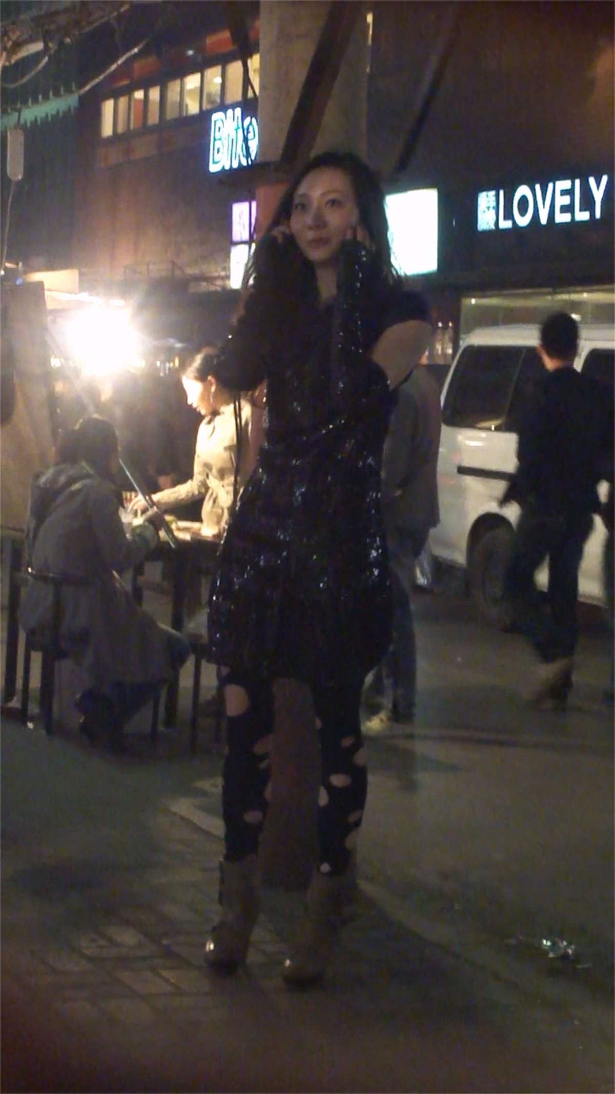 街拍美女的破洞紧身裤很性感