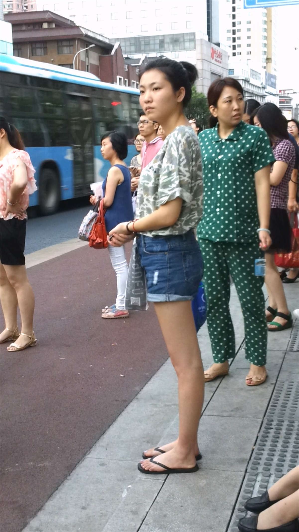 等车美女