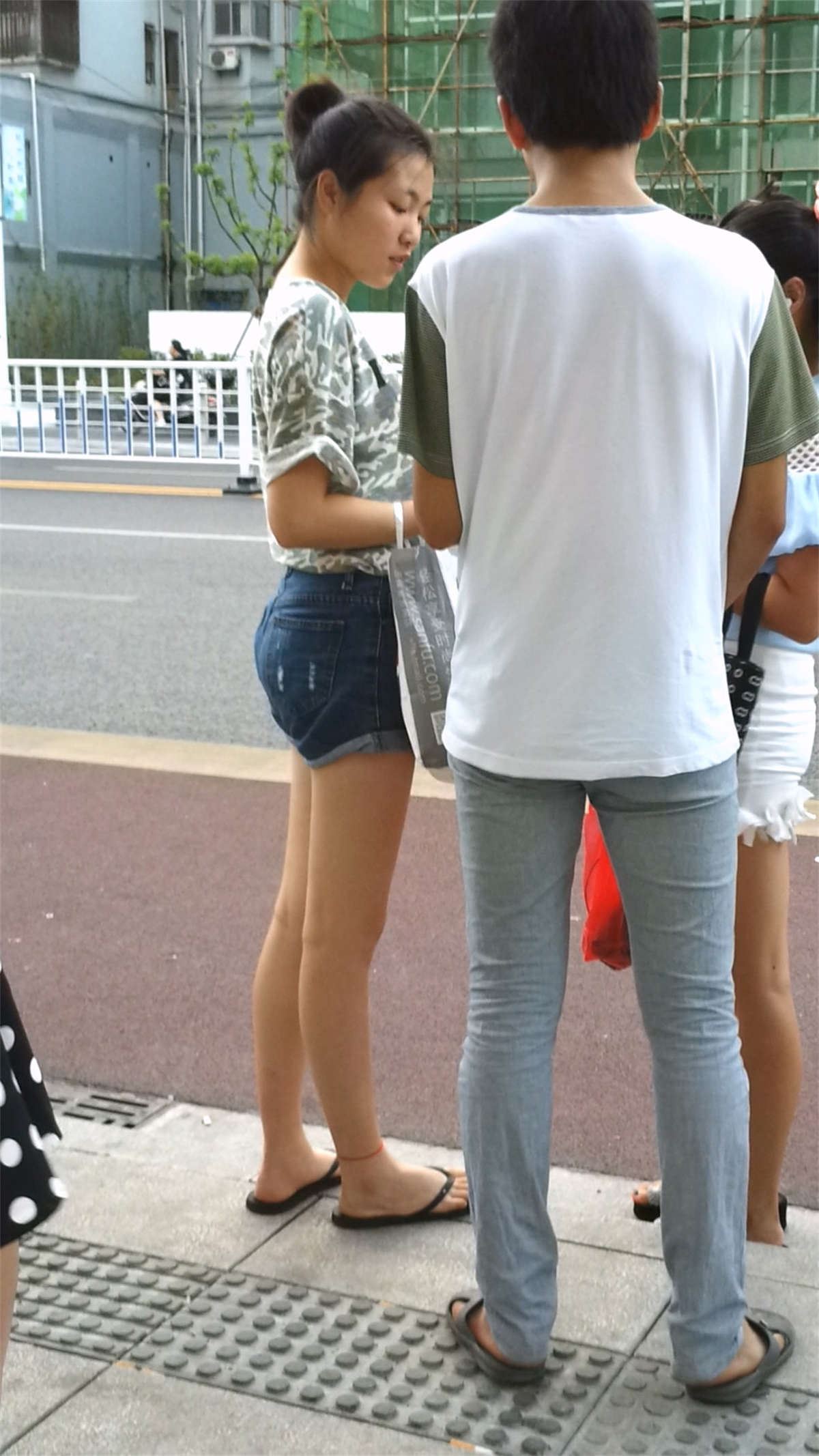 等车美女