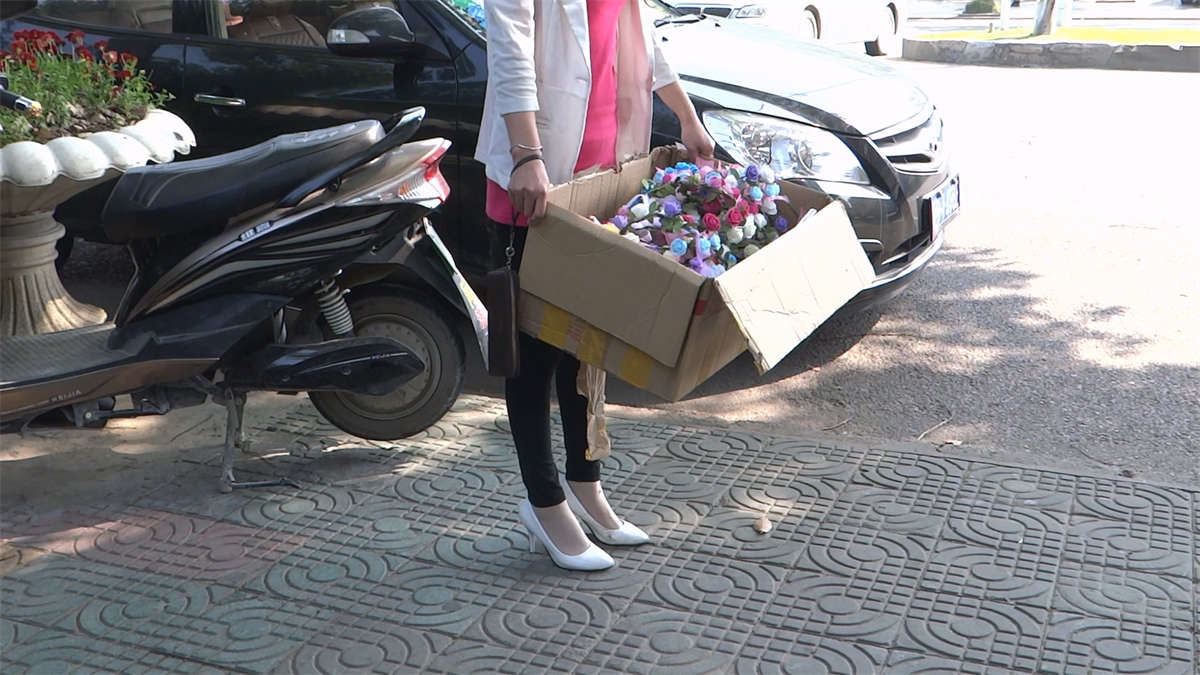 卖花的肉丝白高跟美少妇