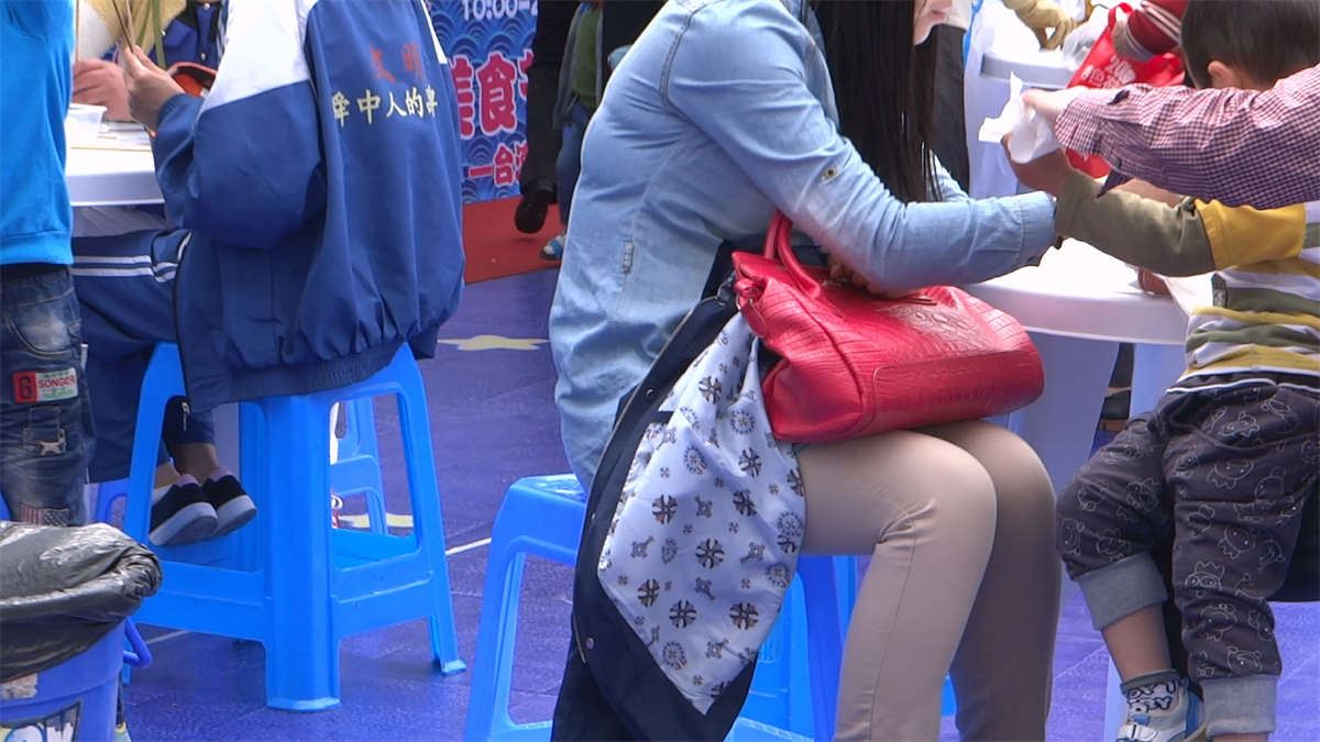 跟孩子一起玩的性感少妇
