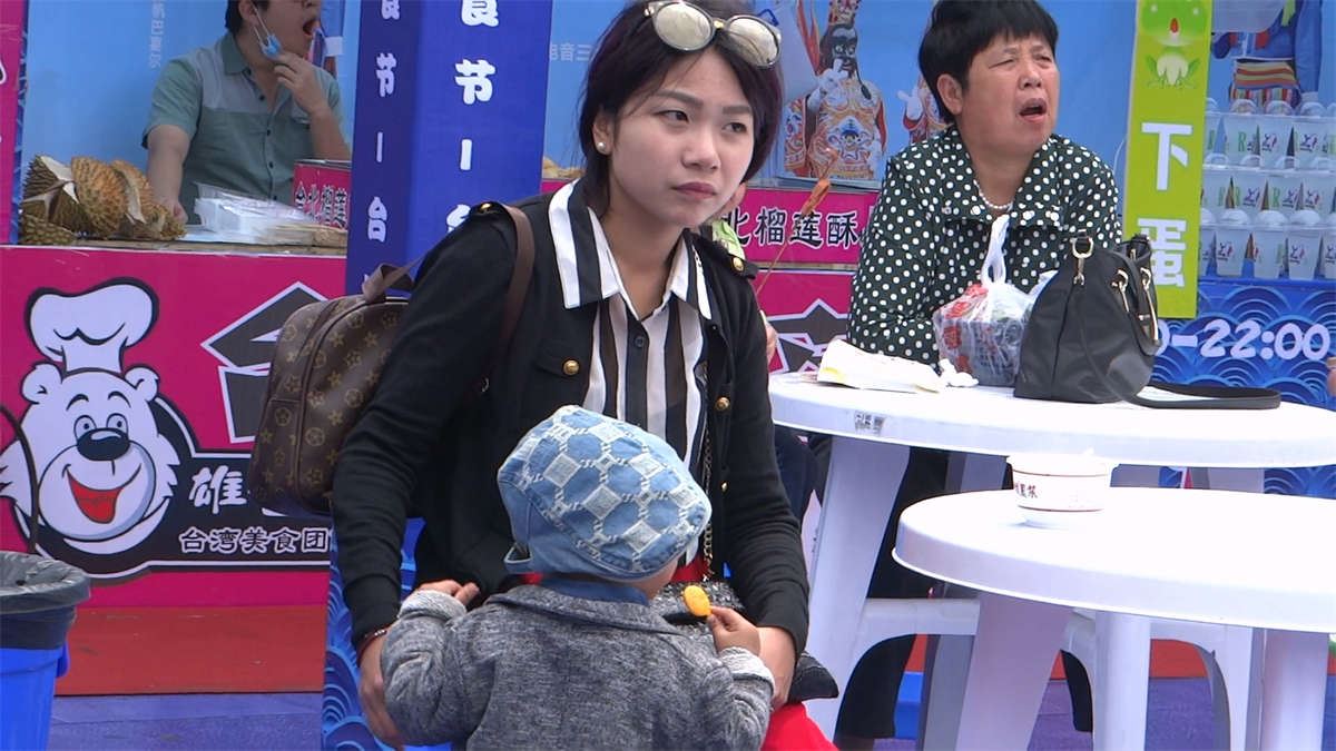 红色裤子高跟裸足美女气质好看