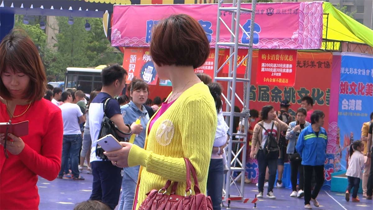 红色短裤肉色丝袜性感的少妇