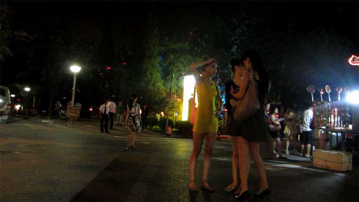 夜店里出来一群漂亮美眉