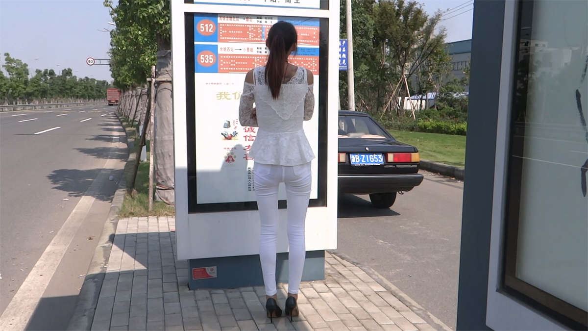 公交车站等车的极品裸足美女