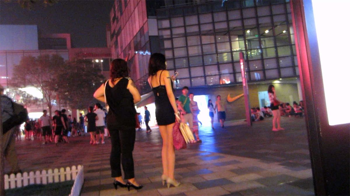 吊带衫黑色短裙美女