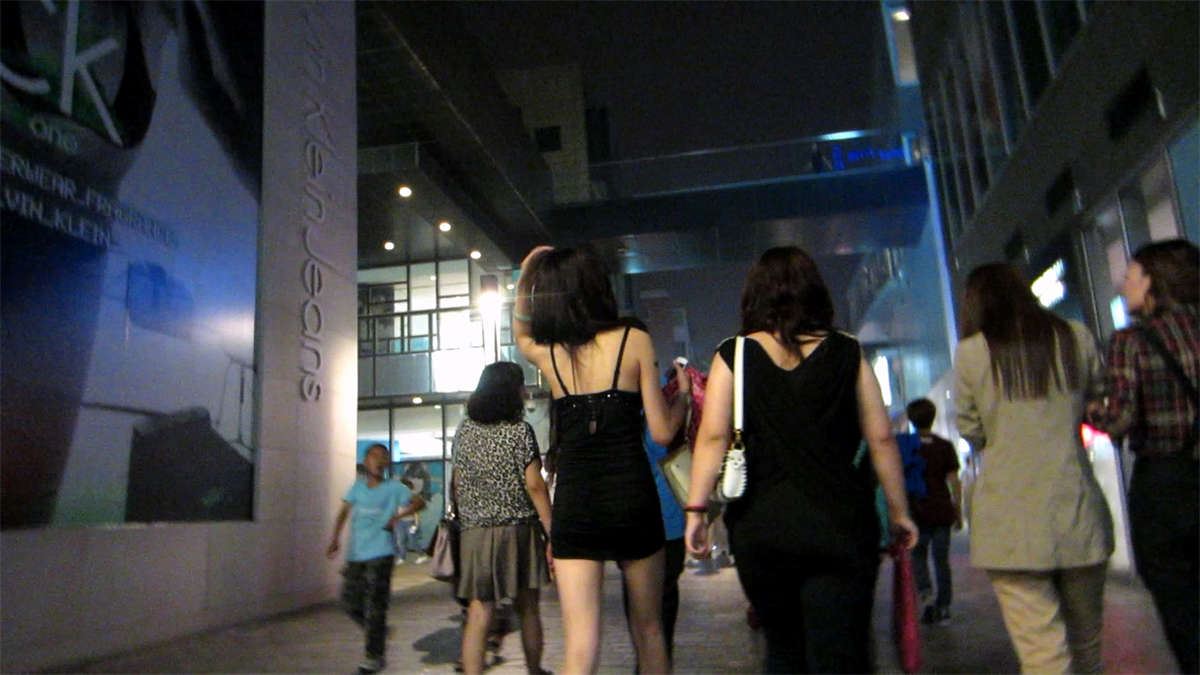 吊带衫黑色短裙美女